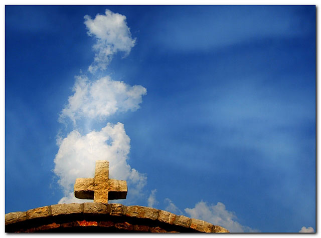 Крст и облак