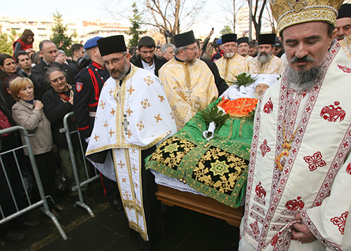 У позадини о. Синиша Вујасиновић оснабрички, далеки пут превалио да би се патријарху поклонио.
