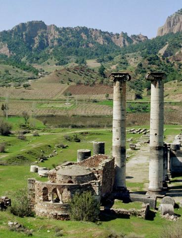 Остаци храма...чекају