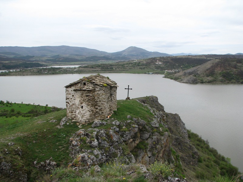 Црквица на бријегу...